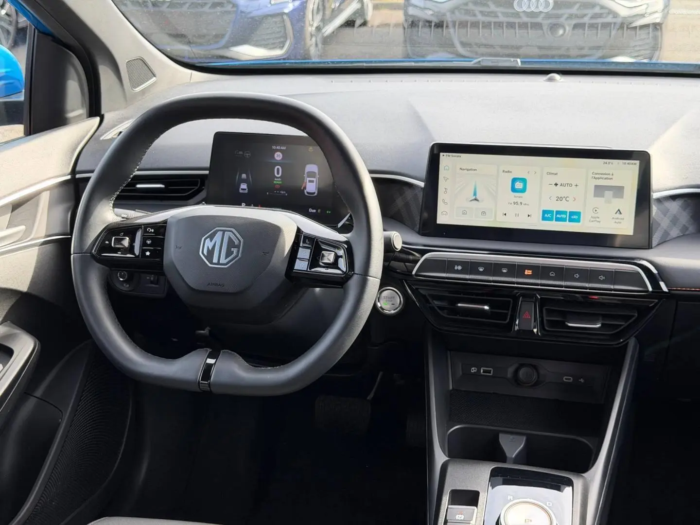 Vue intérieure centrée sur le volant cuir multifonction et l’écran tactile du tableau de bord du MG3 1.5 Hybrid+ 2025.