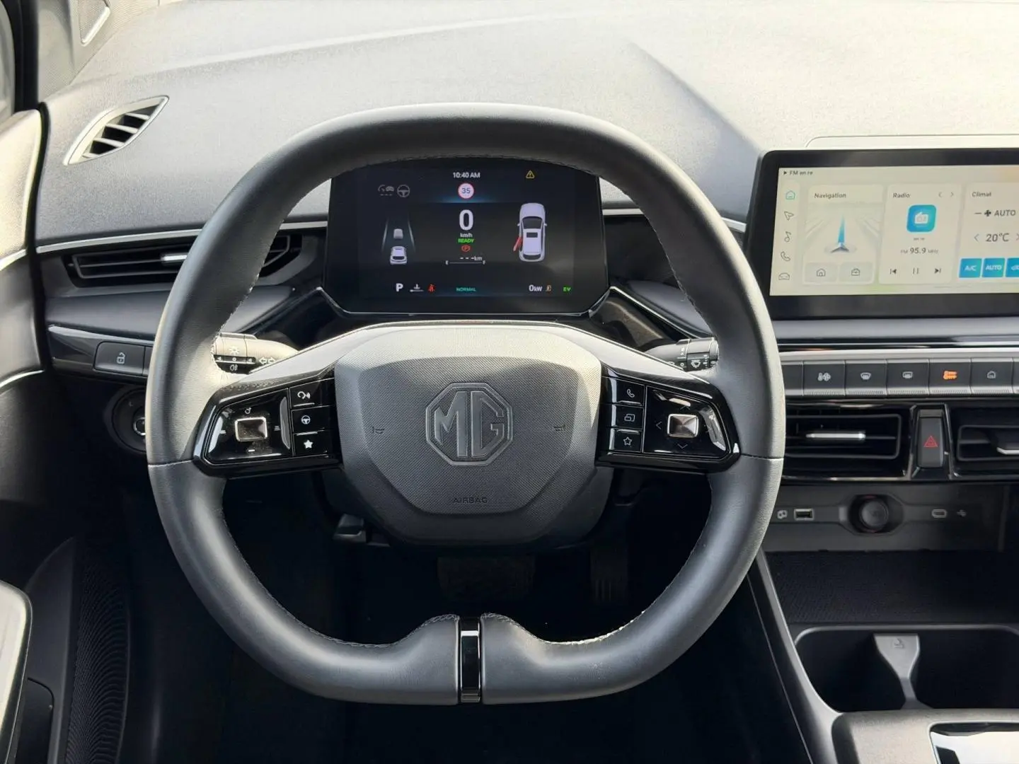Vue frontale du volant cuir multifonction MG3 1.5 Hybrid+ 195ch Luxury avec tableau de bord numérique et écran tactile.