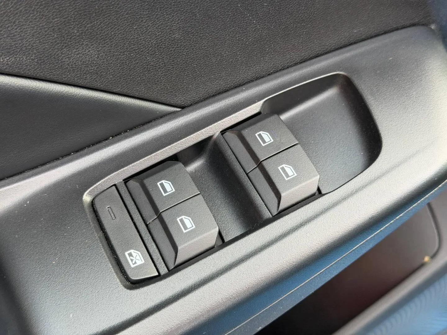 Gros plan sur les commandes de lève-vitres électriques côté conducteur d’un MG3 1.5 Hybrid+ 195ch Luxury 2025.