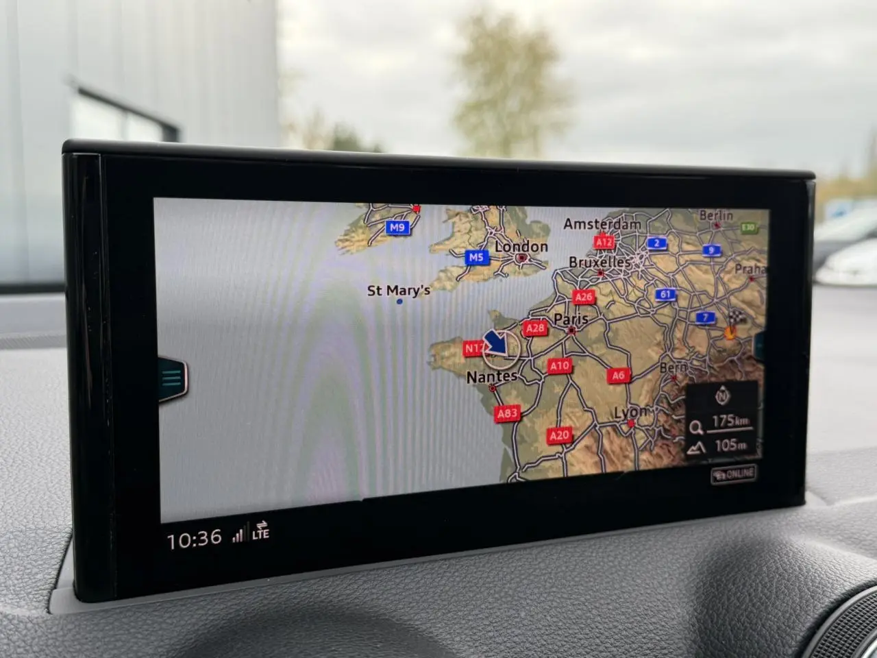 Écran de navigation tactile affichant une carte détaillée de l'ouest de la France dans un Audi Q2 2023.