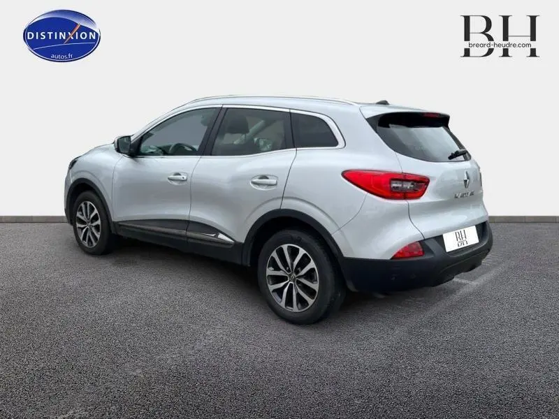 Renault Kadjar gris platine vu en 3/4 arrière droit, avec jantes alliage et feux arrière rouges distinctifs.