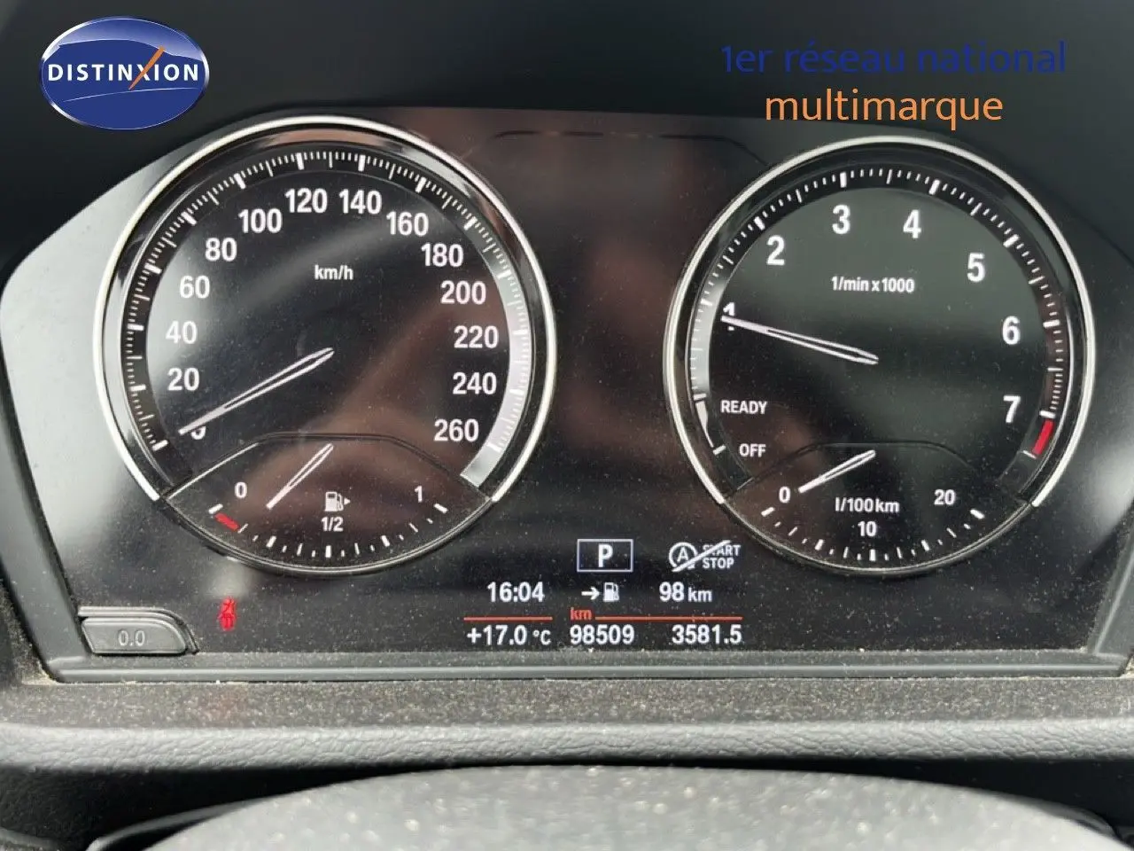 Tableau de bord de BMW X1 18i 2018 montrant compteur de vitesse et compte-tours avec affichage digital central.