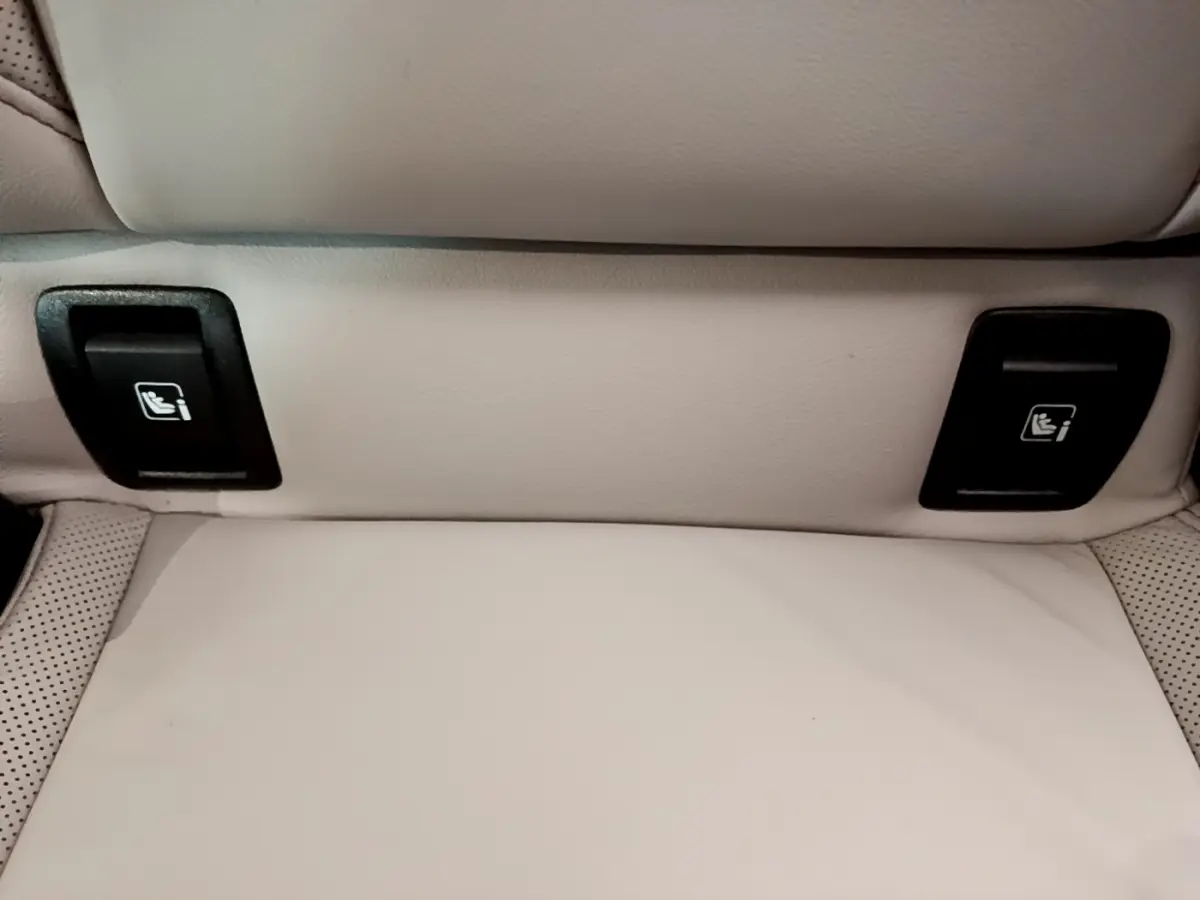 Gros plan sur les attaches Isofix noires intégrées à la banquette arrière en cuir beige clair de la Renault Clio Initiale Paris E-TECH 140 2021.