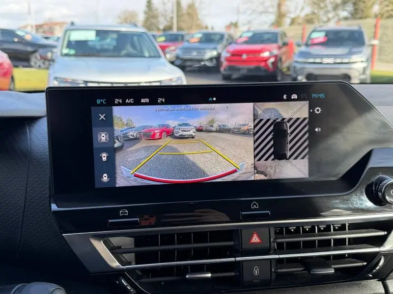 Écran central du Citroën C4 2024 gris montrant la caméra de recul avec vue arrière et vue 360° du véhicule en stationnement.