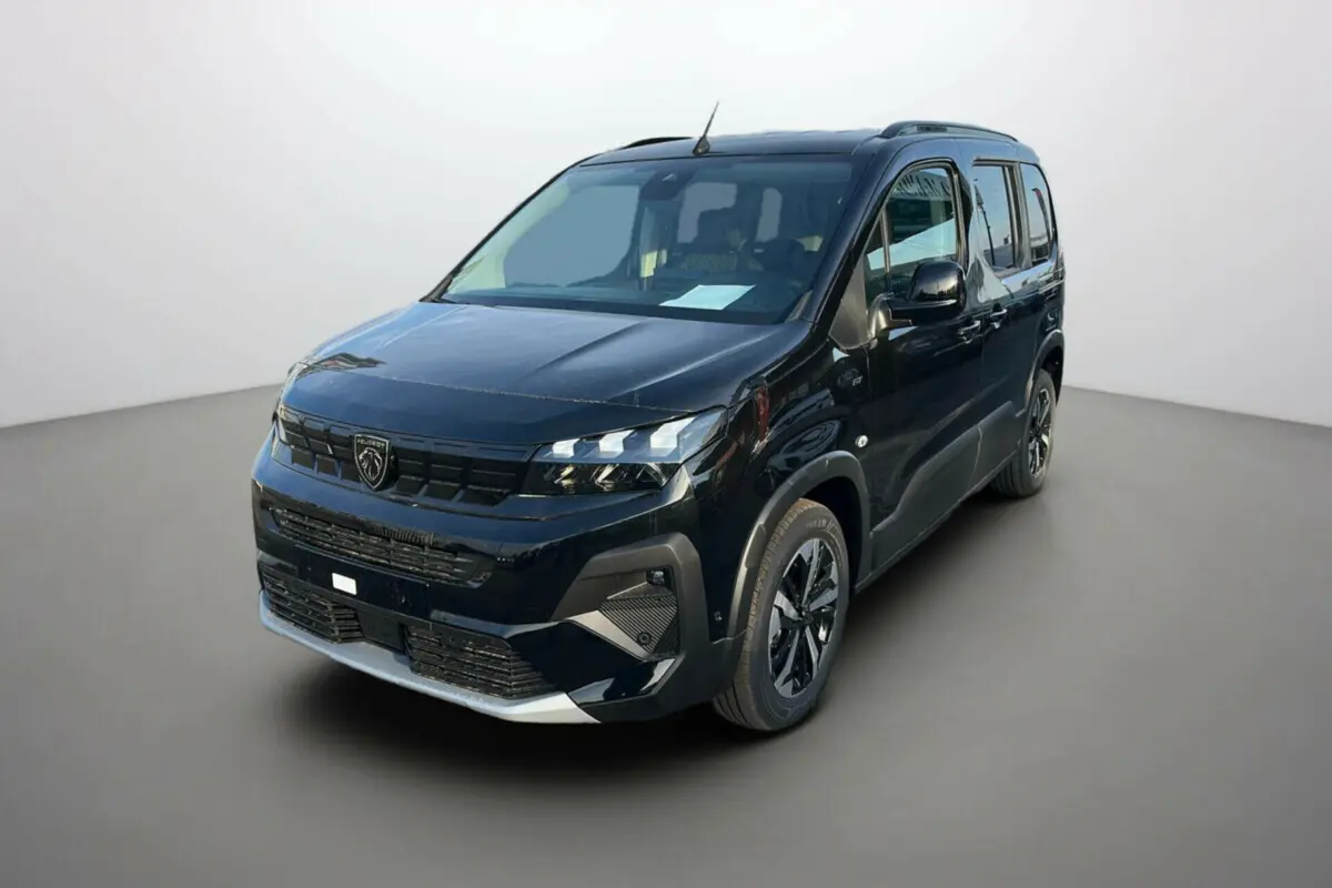 Peugeot Rifter BlueHDi 130 GT Plus noir perla nera, vue 3/4 avant droit, avec barres de toit et jantes alu 17 pouces.