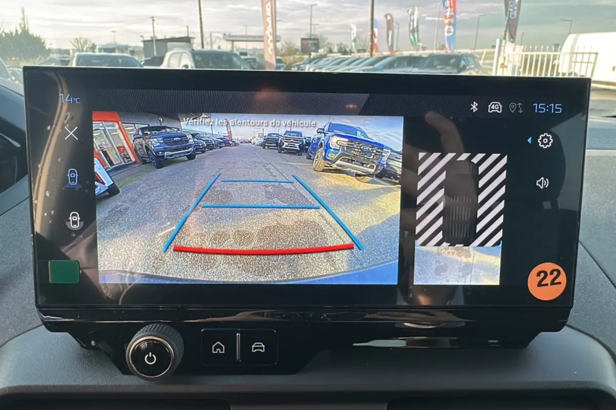 Écran tactile intérieur du Peugeot Rifter 2025 affichant la caméra de recul et l’aide au stationnement.