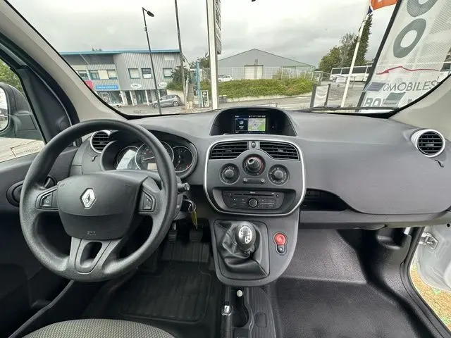 Vue intérieure du tableau de bord du Renault Kangoo blanc 2020, avec volant à gauche et écran GPS central.