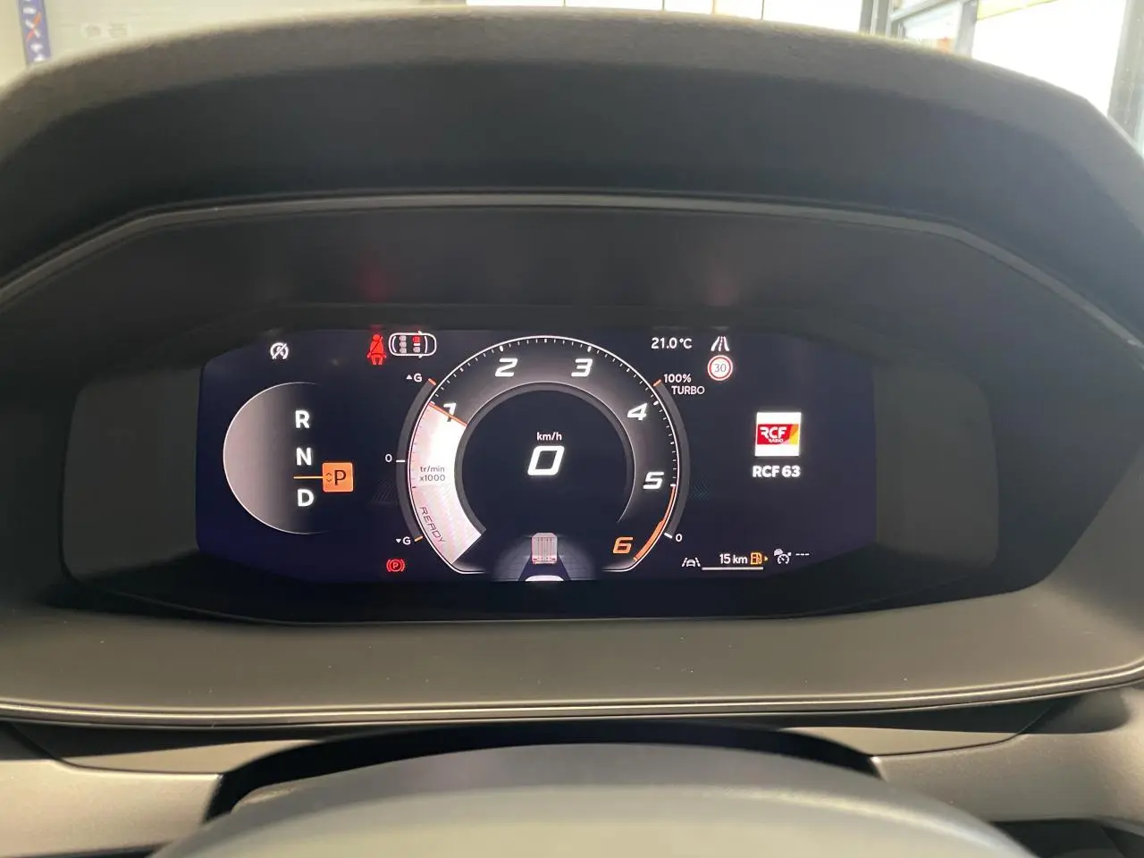 Combiné d'instruments digital du tableau de bord de la CUPRA Leon 2026, affichage vitesse et mode boîte auto.
