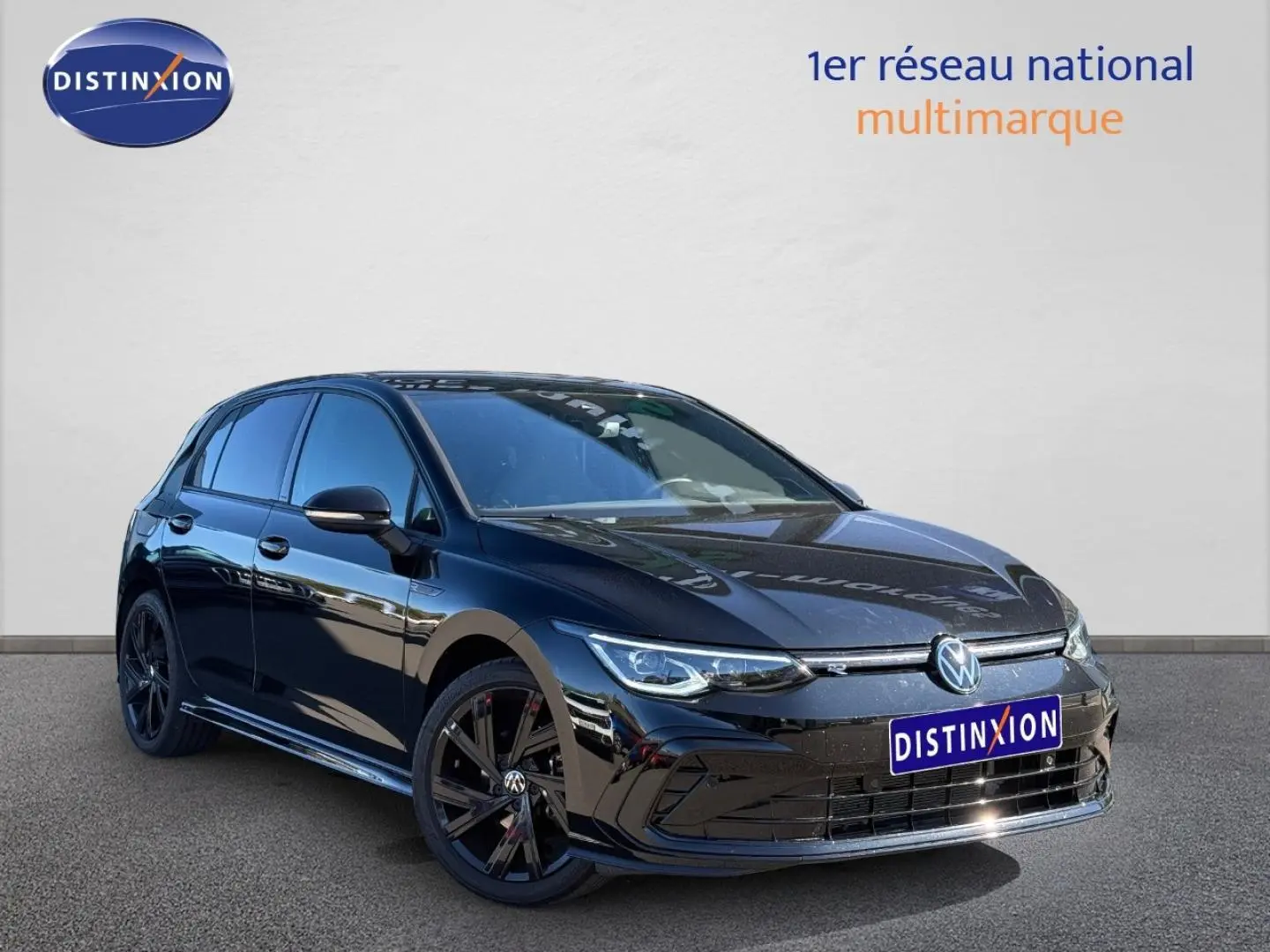 Volkswagen Golf 1.5 eTSI R-Line noir Grenadilla métallisé vue 3/4 avant avec jantes noires et phares LED.