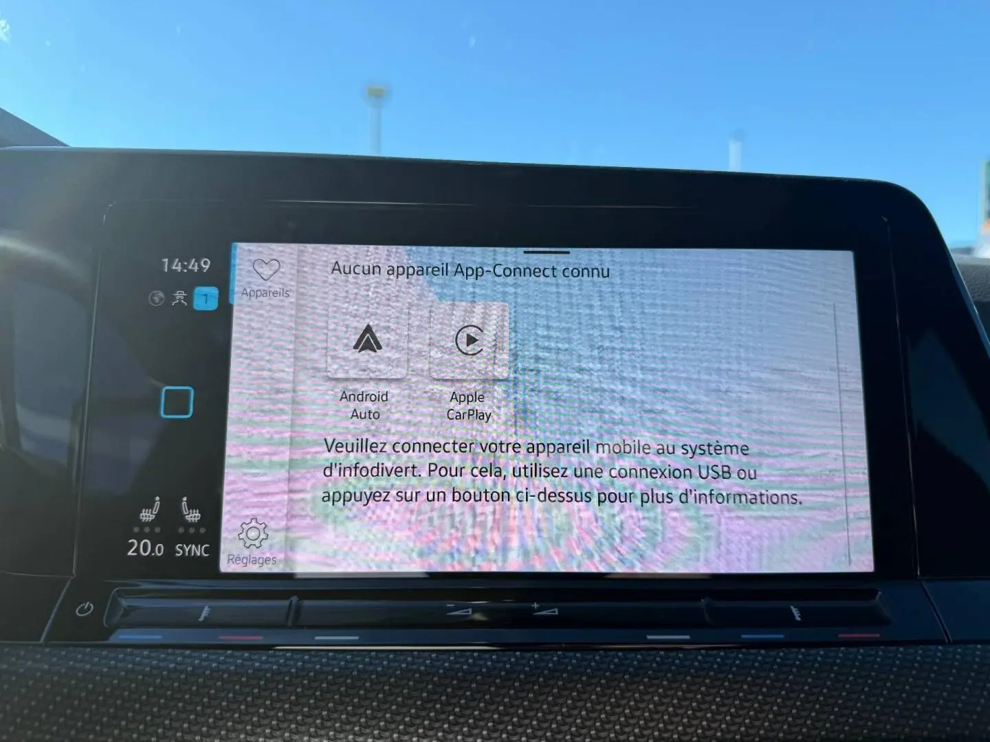 Écran tactile central de la Volkswagen Golf 1.5 eTSI R-Line 2024 affichant la connexion App-Connect, intérieur noir.