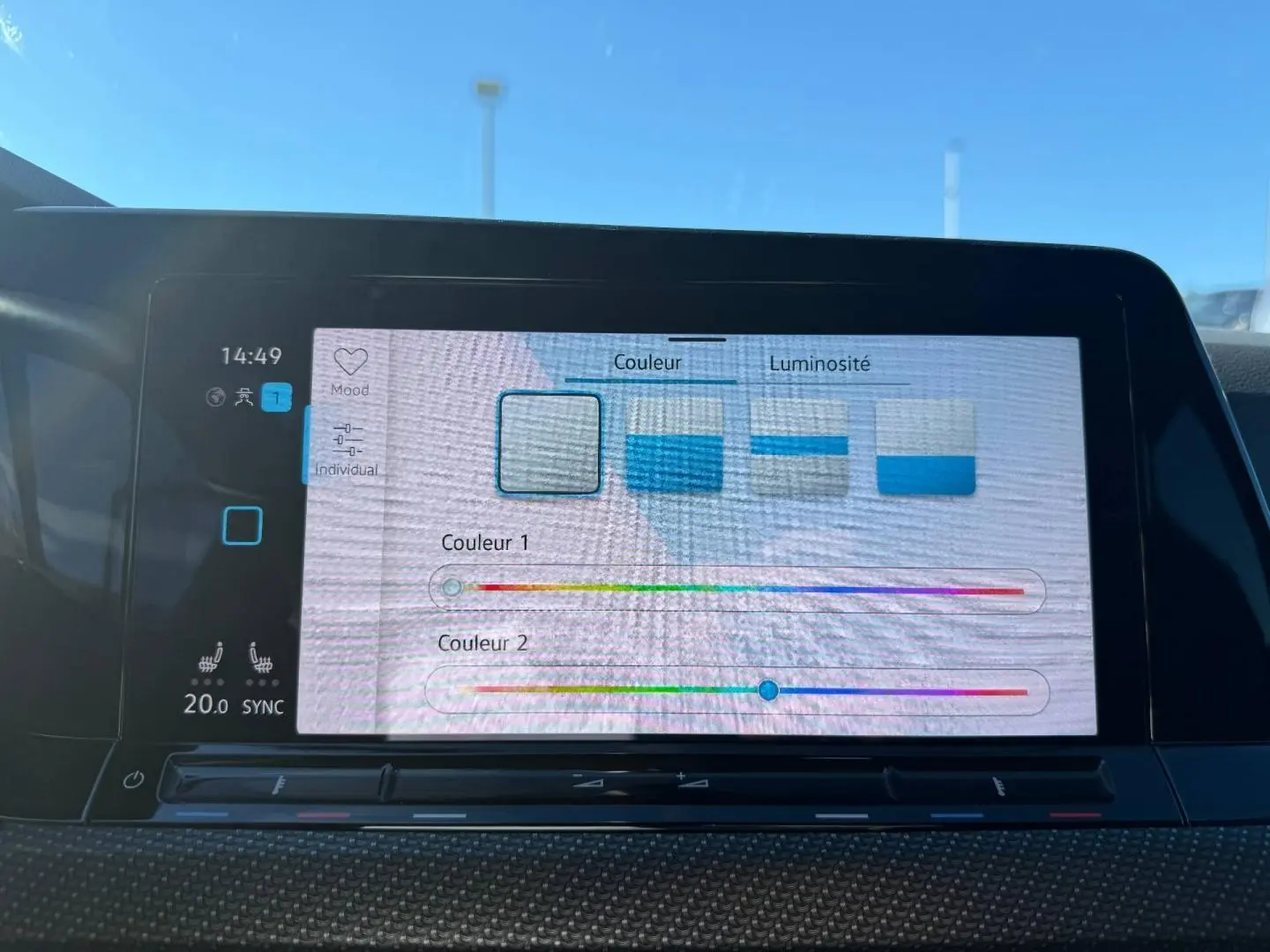 Écran tactile intérieur de la Volkswagen Golf 2024 montrant les réglages de couleur et luminosité de l'ambiance lumineuse.