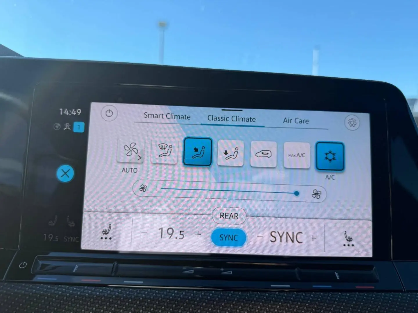 Écran tactile de la climatisation de la Volkswagen Golf 2024 en noir Grenadilla, affichage blanc et bleu.