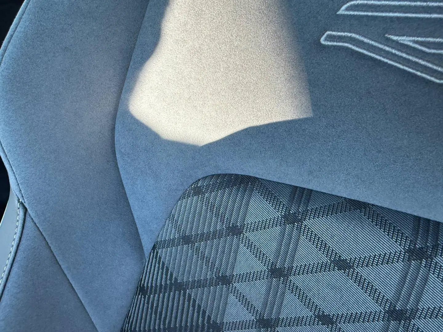 Détail du tissu Sardegna à motif écossais sur siège avant gris anthracite de Volkswagen Golf 1.5 eTSI R-Line 2024.