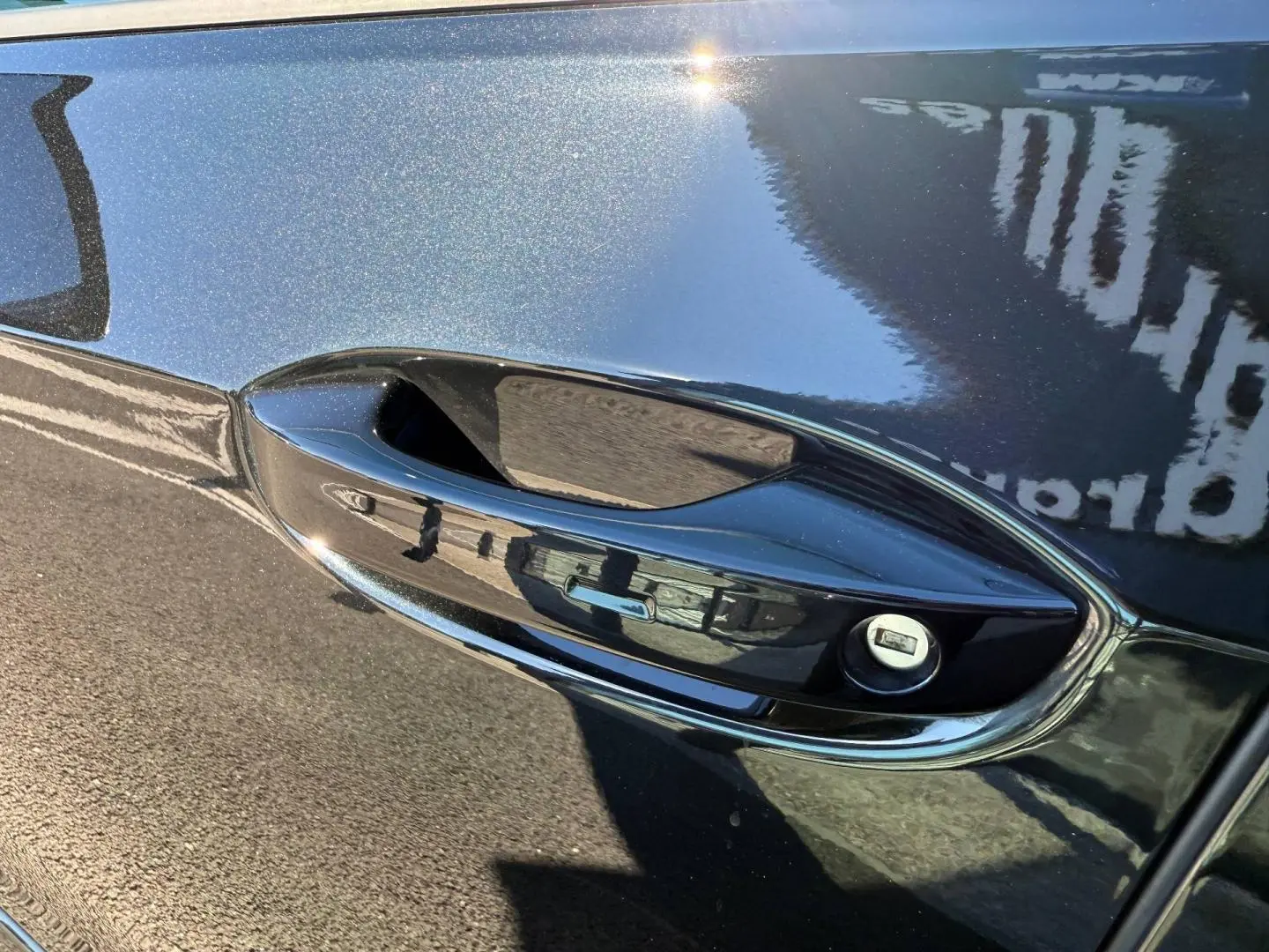 Poignée de porte noire Grenadilla métallisée de Volkswagen Golf 2024 vue en gros plan côté gauche.
