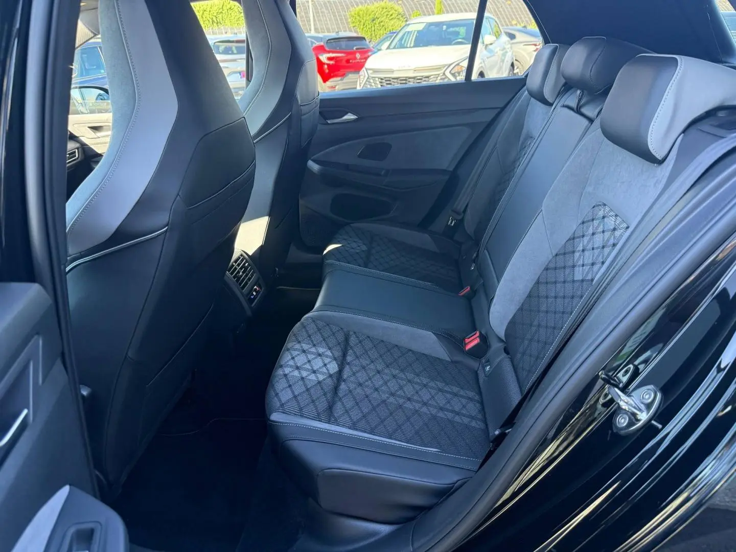 Vue côté droit de la banquette arrière en tissu et cuir noir de la Volkswagen Golf 1.5 eTSI R-Line 2024.
