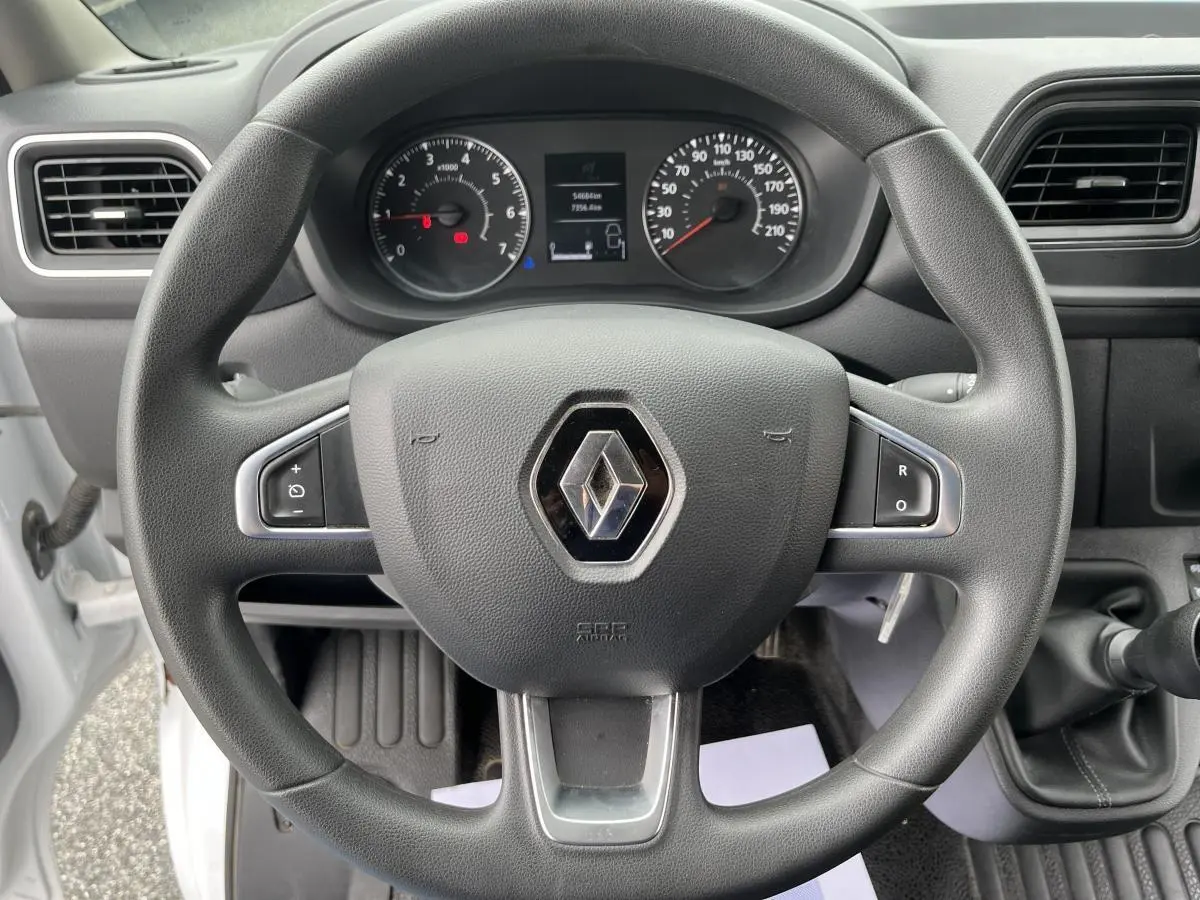 Vue rapprochée du volant noir avec logo Renault et tableau de bord du Master blanc 2022, boîte manuelle.