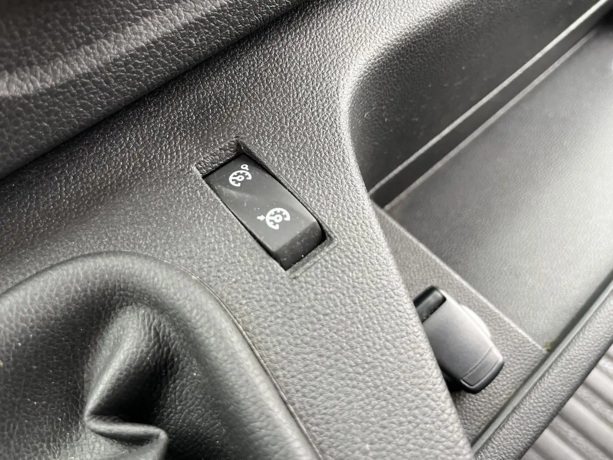 Gros plan sur les commandes du régulateur de vitesse dans l'habitacle noir du Renault Master blanc 2022.