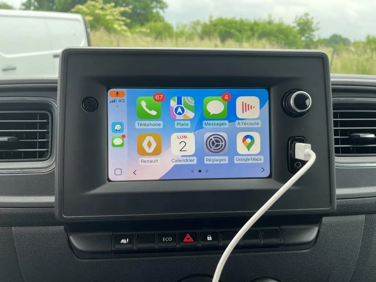 Écran tactile central du tableau de bord du Renault Master blanc 2022 avec interface connectée et prise USB visible.