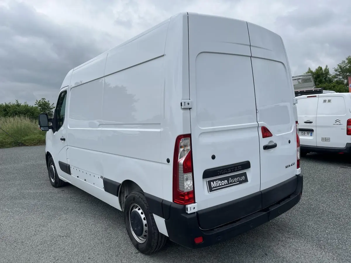 Vue 3/4 arrière droite d’un utilitaire Renault Master blanc avec portes arrière fermées et jantes tôlées noires.