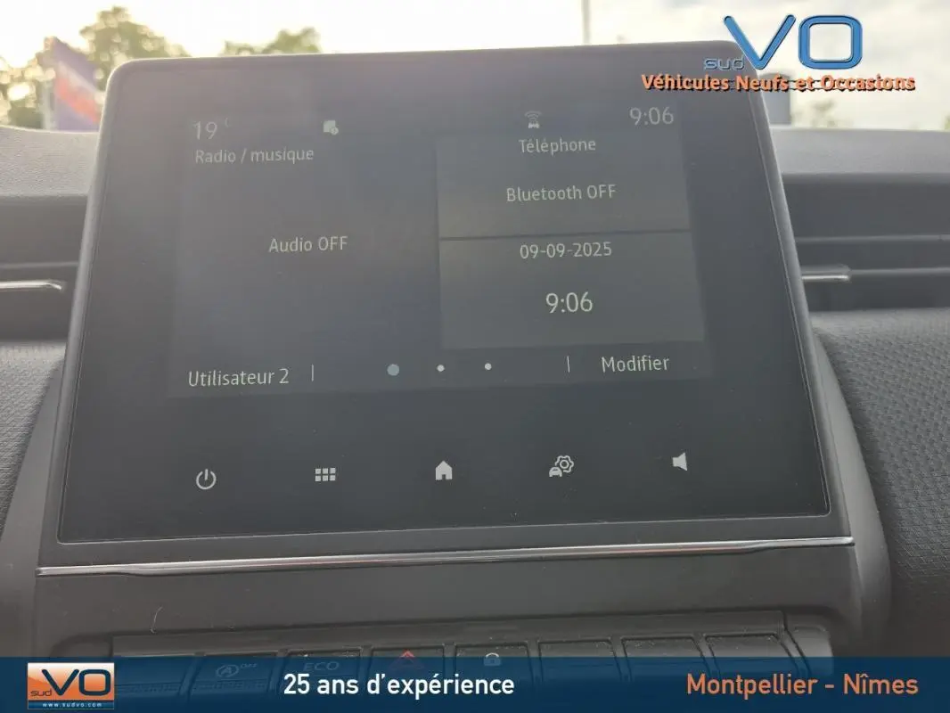 Écran tactile central de la Renault Clio V TCe 90 Equilibre 2023, affichant les réglages audio et téléphone.