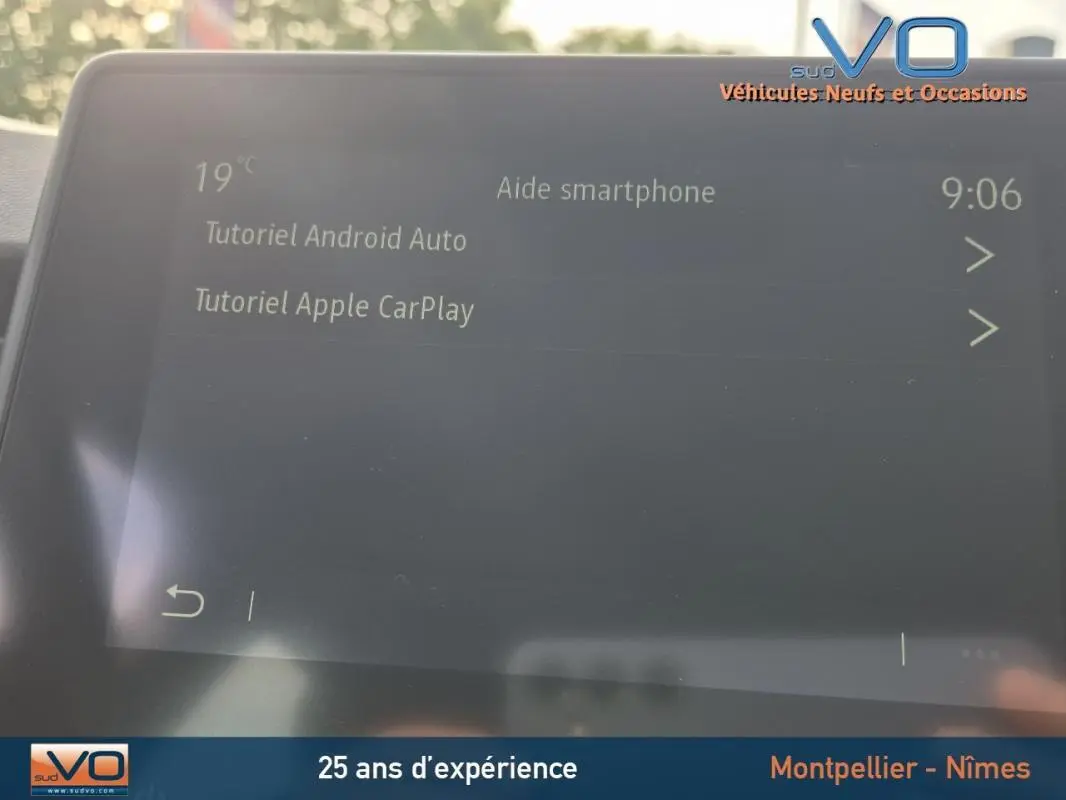 Écran tactile intérieur de la Renault Clio V TCe 90 Equilibre 2023 affichant tutoriels Android Auto et Apple CarPlay