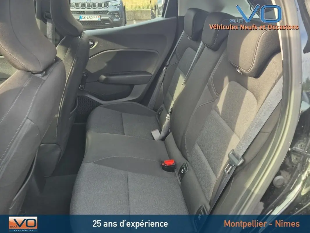 Vue intérieure côté droit des sièges arrière noirs de la Renault Clio V TCe 90 Equilibre 2023 avec ceinture et appuie-têtes visibles.