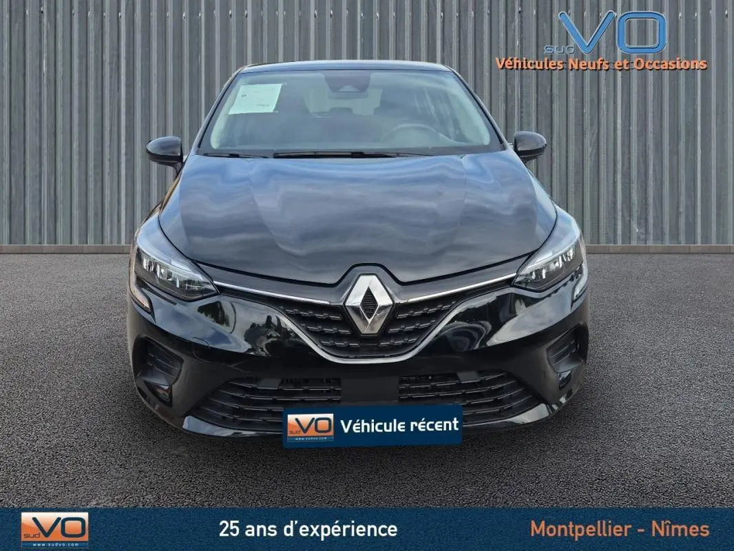 Vue frontale d'une Renault Clio V TCe 90 Equilibre noire 2023 avec calandre distinctive et phares LED fins.
