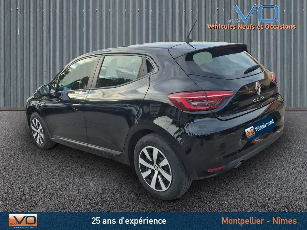 Vue 3/4 arrière gauche d'une Renault Clio noire 2023 avec jantes alliage et feux arrière LED distinctifs