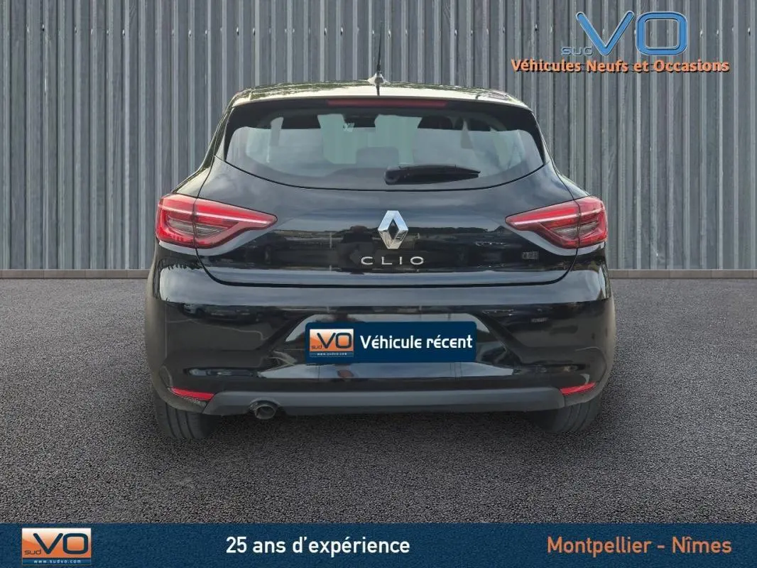 Vue arrière d'une Renault Clio noire 2023, version V TCe 90 Equilibre, avec feux arrière allumés et plaque "Véhicule récent".