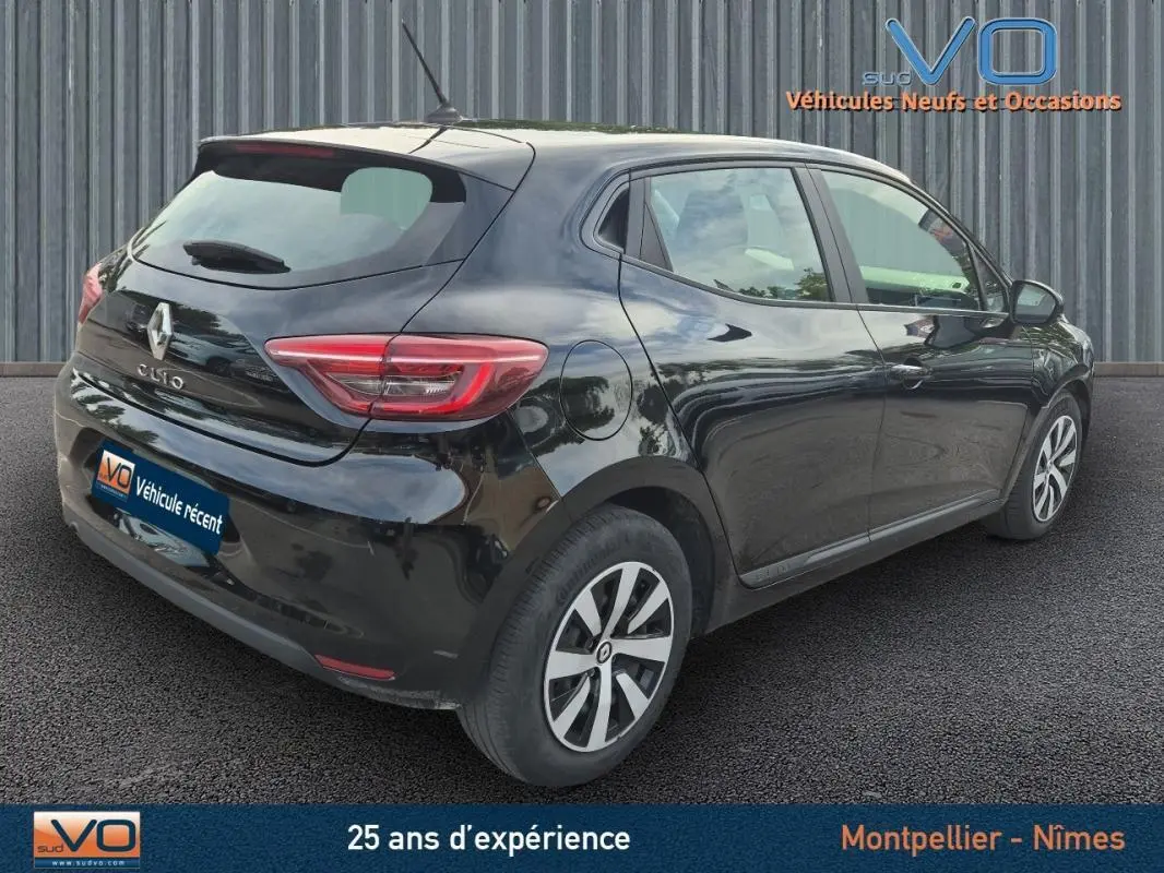 Renault Clio V TCe 90 noir vue 3/4 arrière droit, avec feux arrière LED et jantes alliage distinctives.