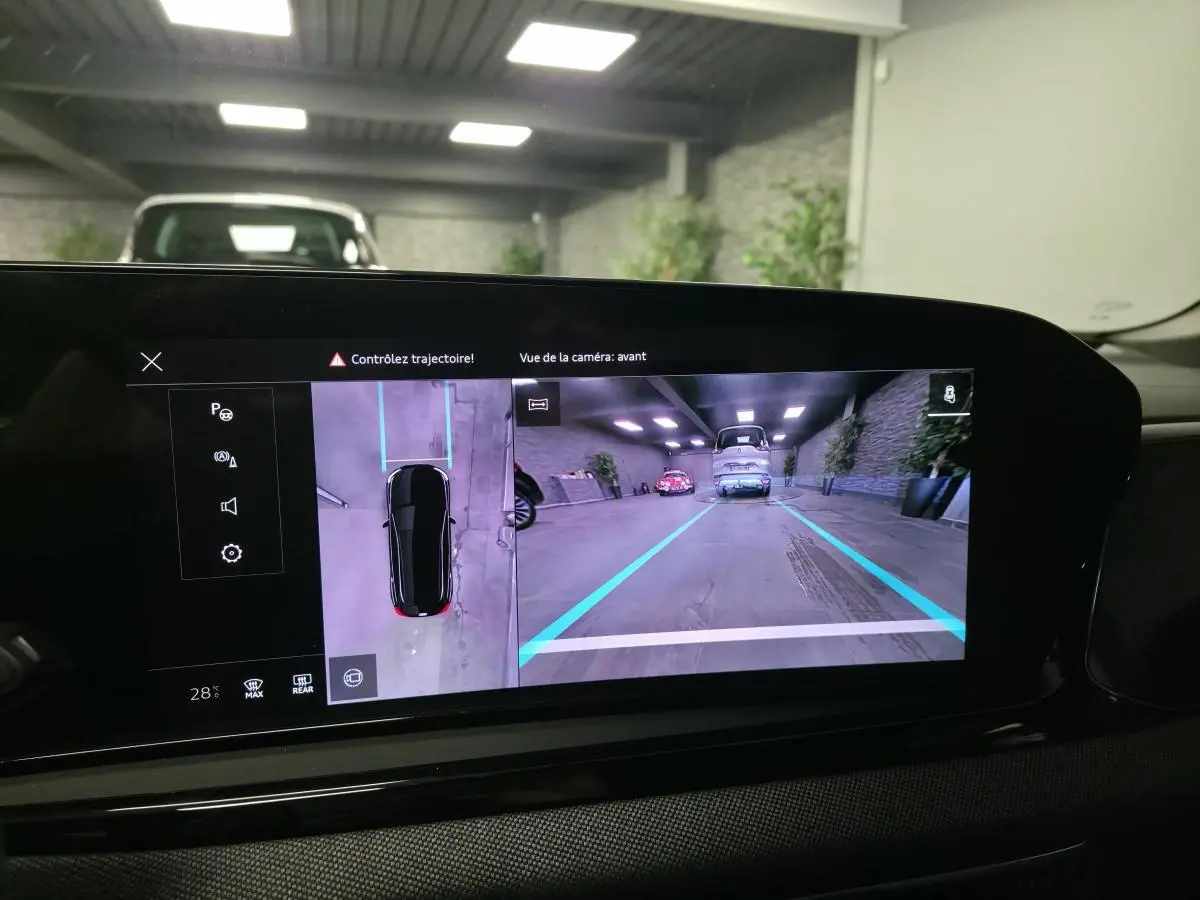 Écran MMI affichant la caméra périmétrique et la vue avant dans un Audi A5 Avant noir 2025 S line.