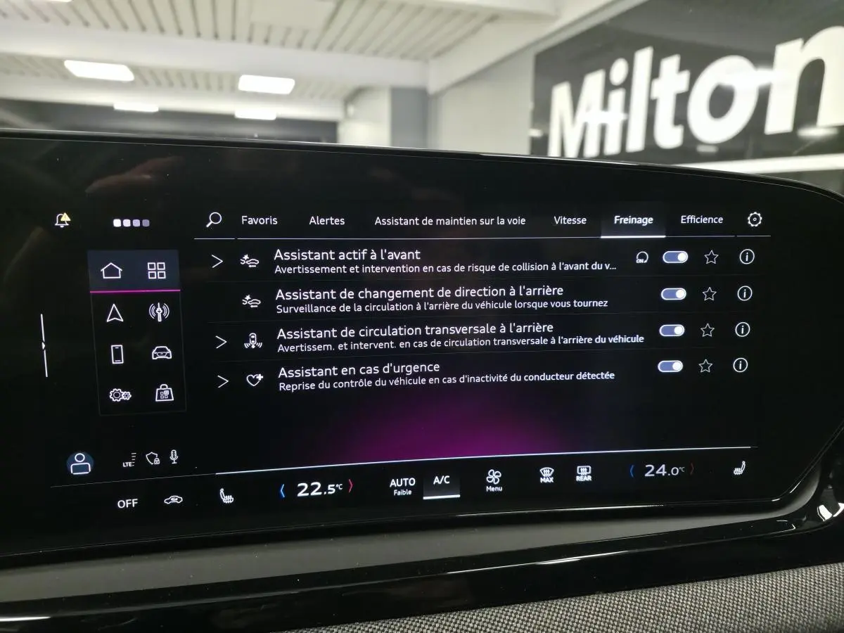 Écran tactile intérieur de l’Audi A5 Avant 2025 affichant les assistants de conduite et la climatisation.