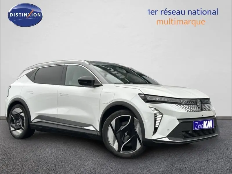 Vue 3/4 avant droite d'un Renault Scenic E-Tech électrique blanc avec jantes noires et toit panoramique.