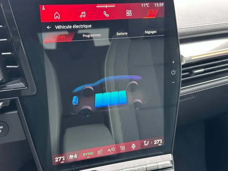 Écran tactile intérieur du Renault Scénic E-Tech rouge montrant l'interface énergie du véhicule électrique.