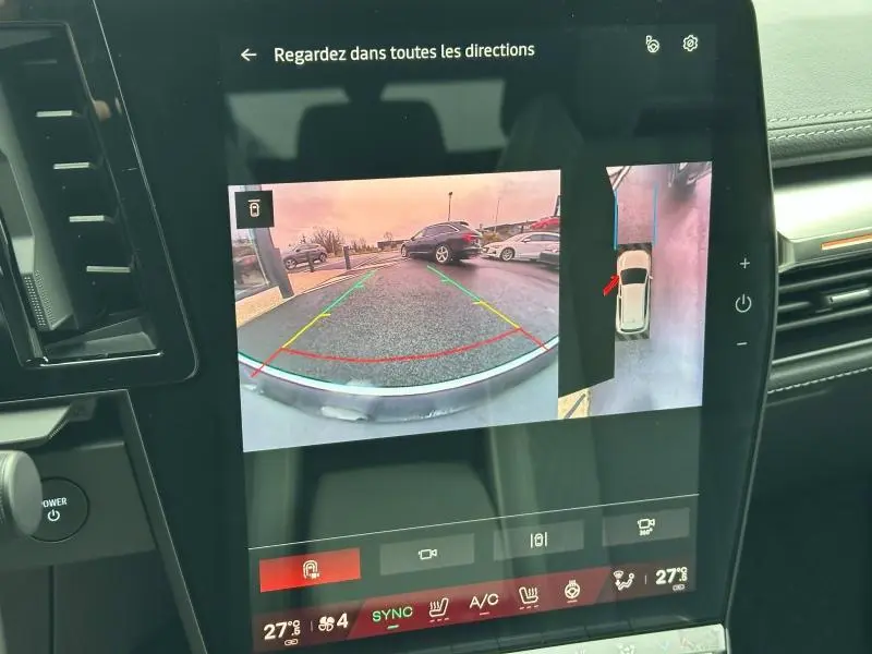 Écran tactile montrant la caméra de recul et vue panoramique 360° du Renault Scenic rouge Flamme 3/4 arrière.