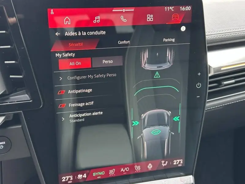 Écran tactile central du tableau de bord du Renault Scénic rouge, affichant les aides à la conduite et la vue 360° parking.