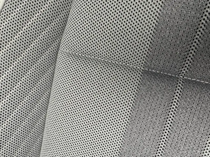 Gros plan sur la maille claire recyclée des sièges du Renault Scenic E-Tech Electric rouge 2025.