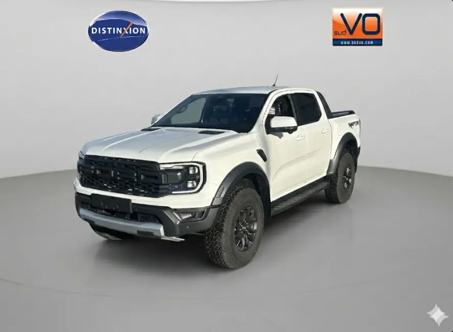 Ford Ranger Raptor blanc en 3/4 avant droit, avec jantes noires et marchepieds visibles sur fond neutre.