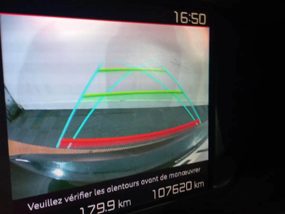 Vue écran caméra de recul du coffre noir du Citroën Grand C4 Spacetourer avec lignes de guidage colorées.