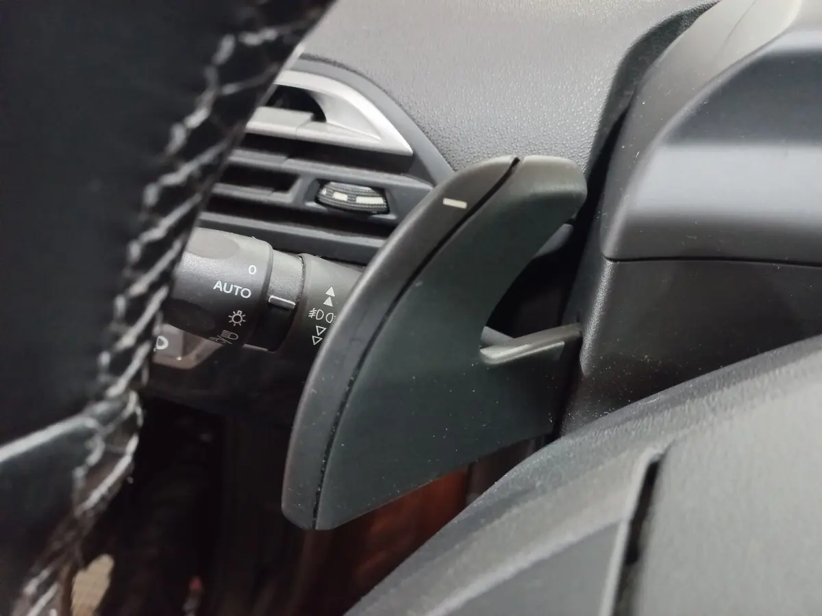 Gros plan sur la palette de changement de vitesse côté droit du volant noir du Citroën Grand C4 Spacetourer 2018.