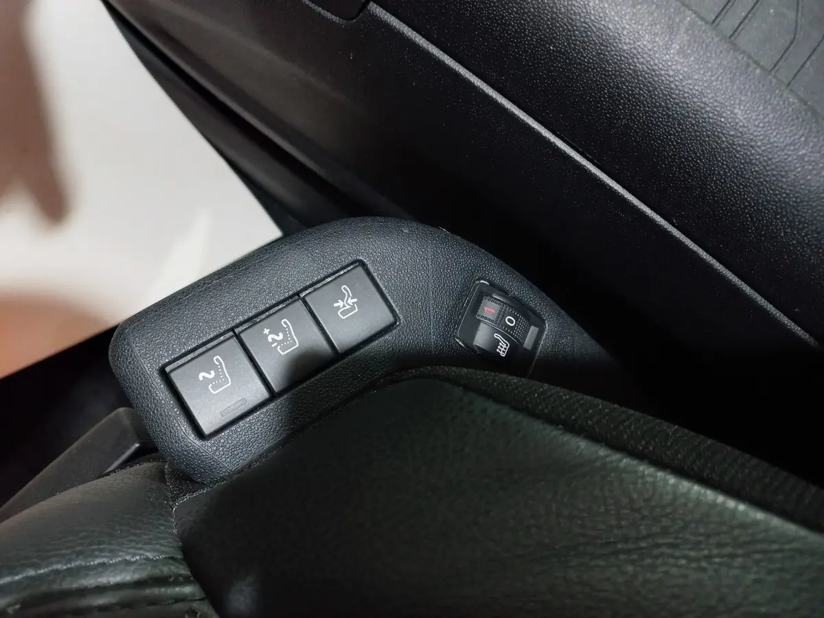 Gros plan sur les commandes de réglage et ventilation des sièges en cuir noir du Citroën Grand C4 Spacetourer.