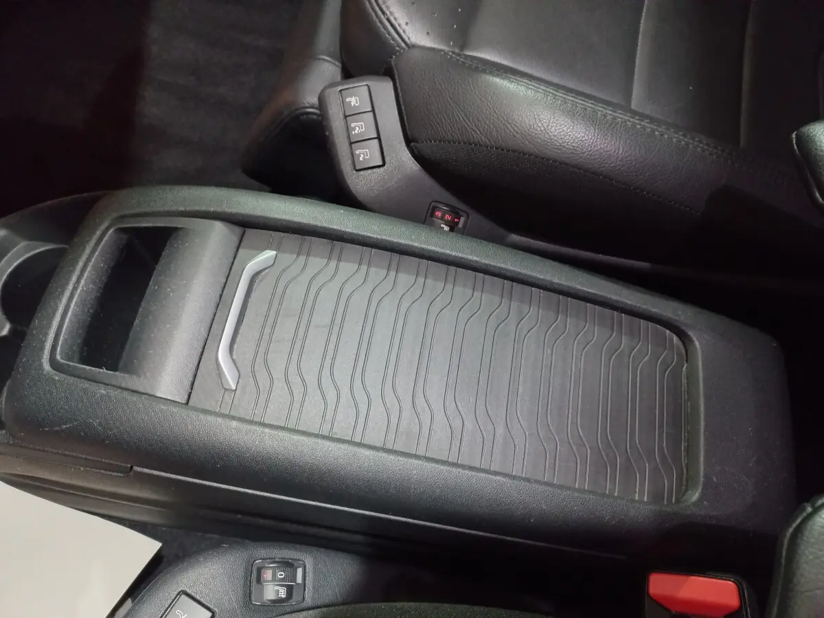 Gros plan sur la console centrale noire et les commandes de siège en cuir du Citroën Grand C4 Spacetourer 2018.