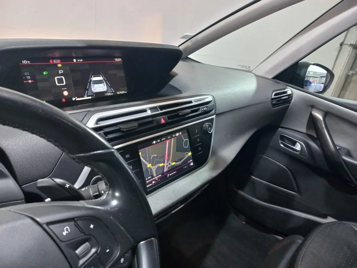 Vue intérieure côté conducteur du tableau de bord noir du Citroën Grand C4 Spacetourer avec écran tactile et affichage numérique.