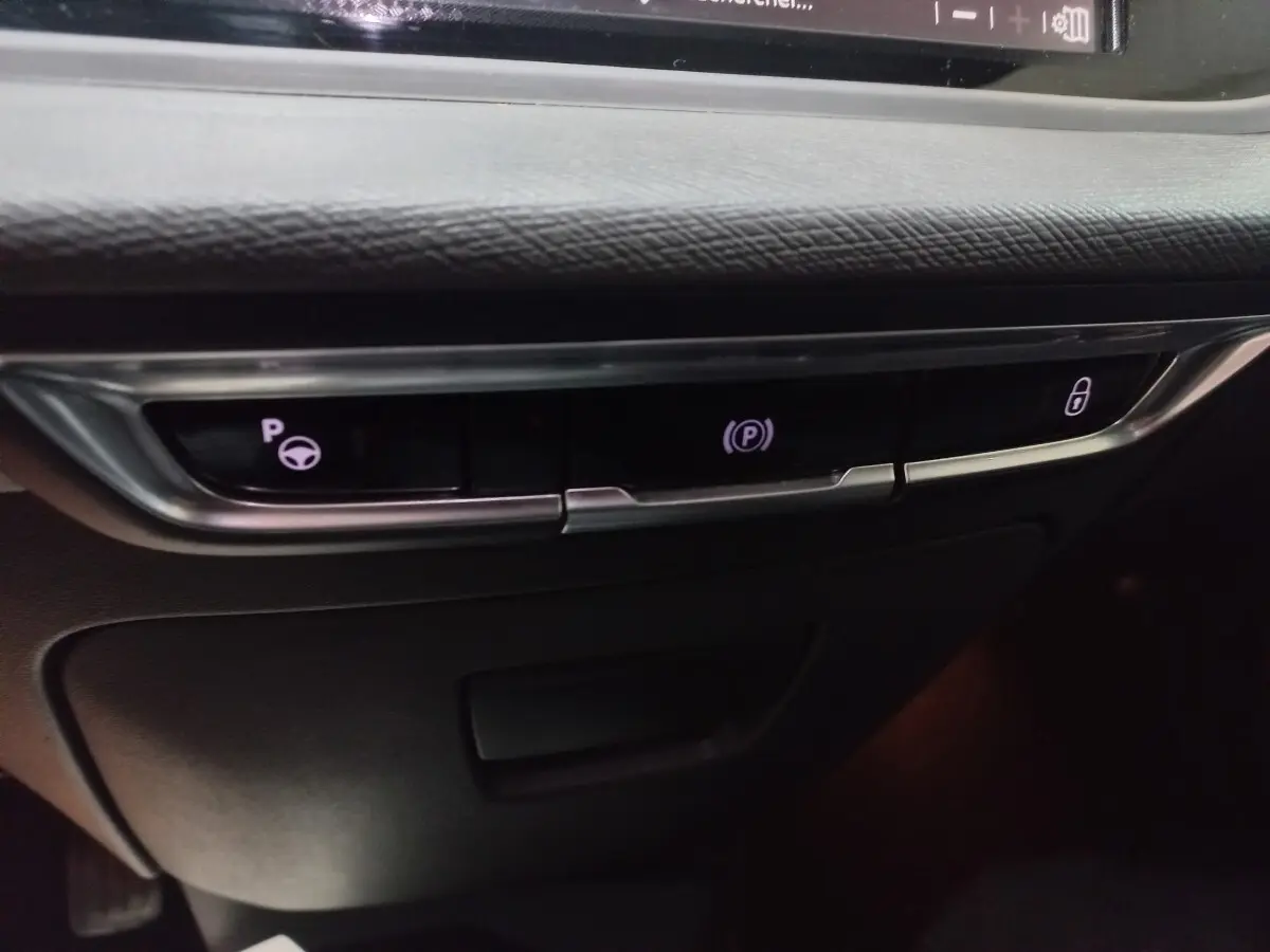 Gros plan sur les commandes électroniques du tableau de bord noir du Citroën Grand C4 Spacetourer 2018.