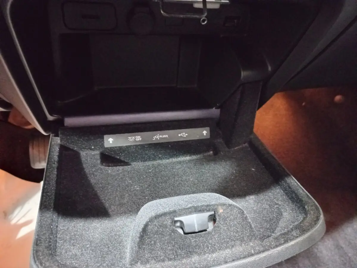 Intérieur du compartiment de rangement ouvert côté passager du Citroën Grand C4 Spacetourer noir, 2018.