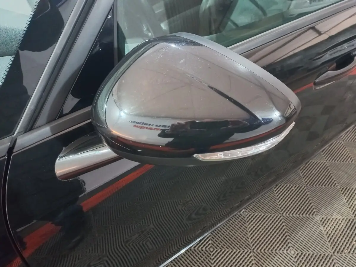 Rétroviseur droit chromé avec clignotant intégré sur Citroën Grand C4 Spacetourer noir, vue rapprochée côté conducteur.