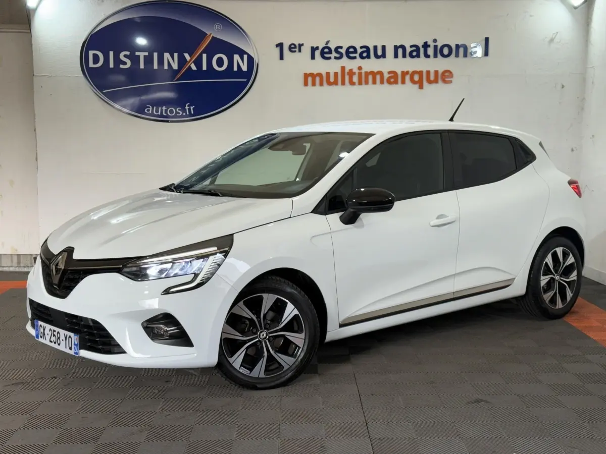 Renault Clio Business blanc vue 3/4 avant droit, jantes alliage noires et rétroviseurs noirs contrastants.