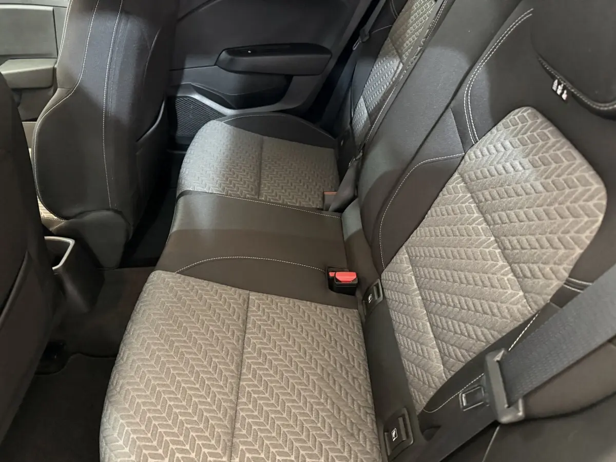 Vue intérieure côté droit sur la banquette arrière grise et noire de la Renault Clio Business TCe 100 GPL 2022.