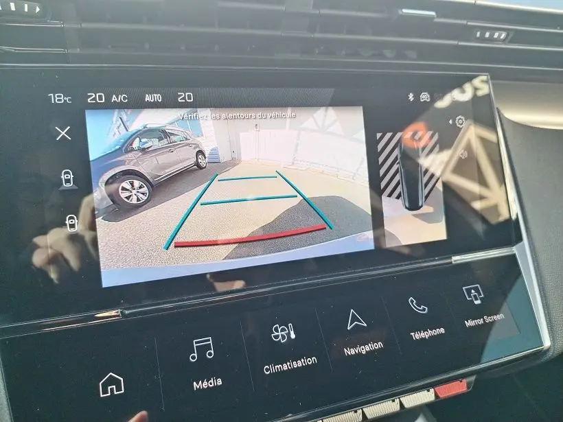 Écran intérieur de la Peugeot 308 SW Hybrid 145 GT montrant la caméra de recul avec guidage de trajectoire.