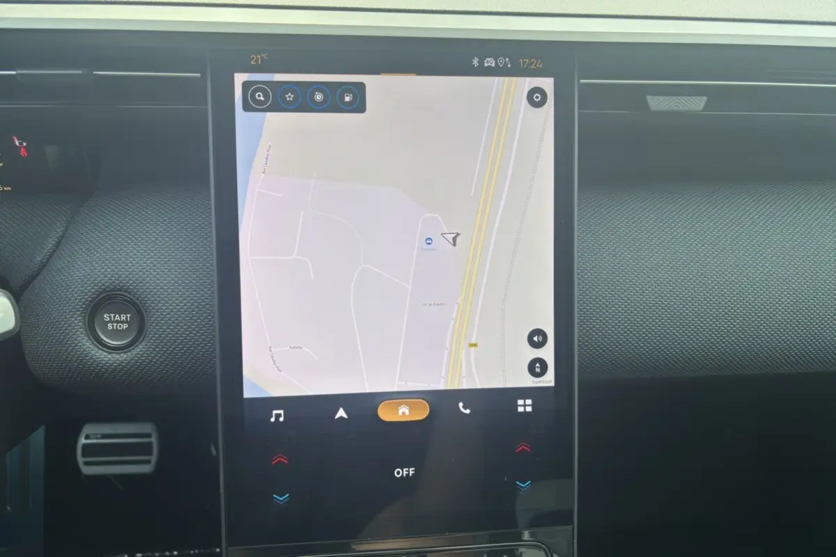 Vue rapprochée de l’écran central tactile du Citroën C5 Aircross New Hybrid 2026 affichant la navigation GPS.